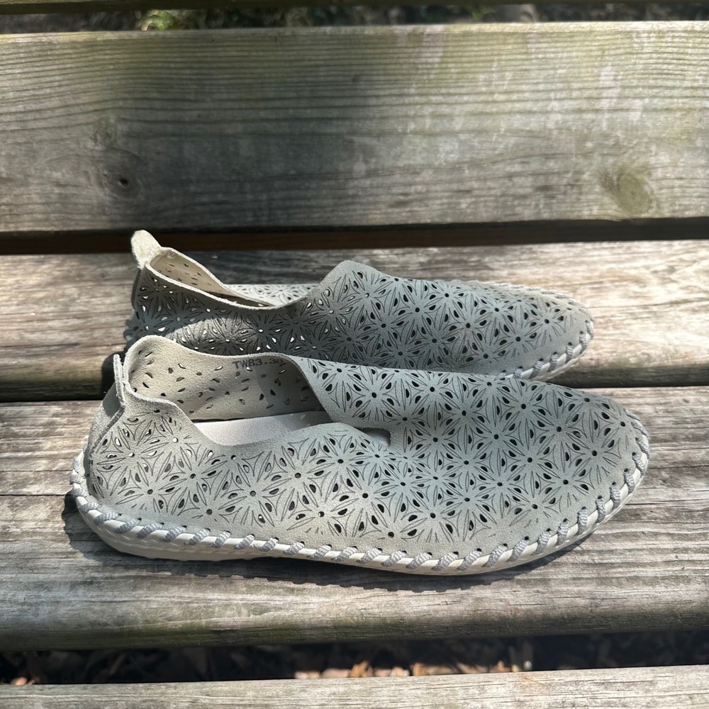 Bernie‎ Mev TW83 Gray Suede Laser Cut Floral Slip On Flats EU 38 US Sz 7.5 Boho